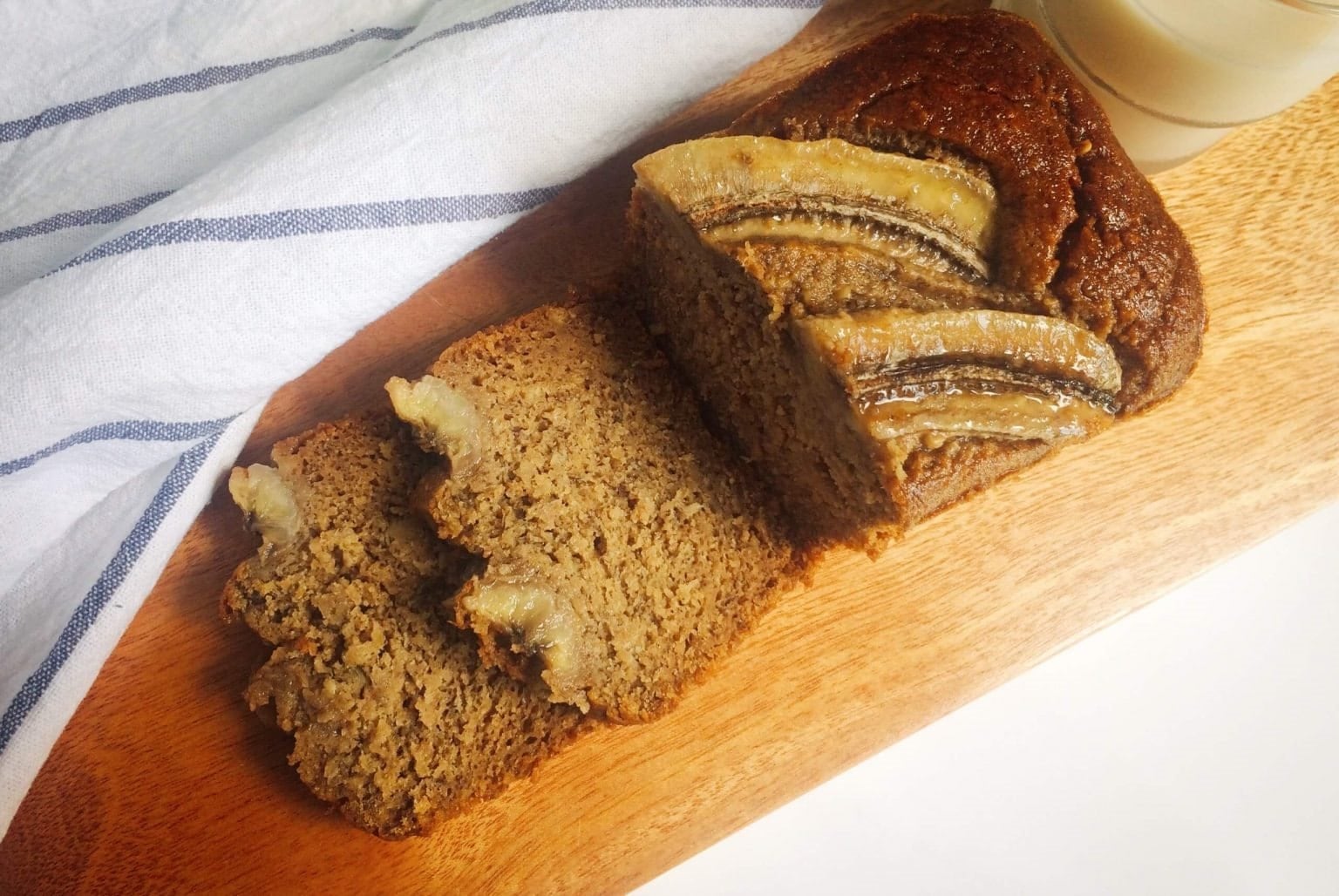 Banh chuoi nuong is a sweet, fragrant Vietnamese dessert made with ripe bananas, coconut milk, and baked to a golden finish